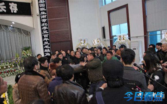 六小龄童朋友在六龄童追悼会上起争执
