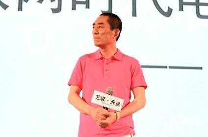 张艺谋超生事件后携家人出游 加盟新东家收2亿