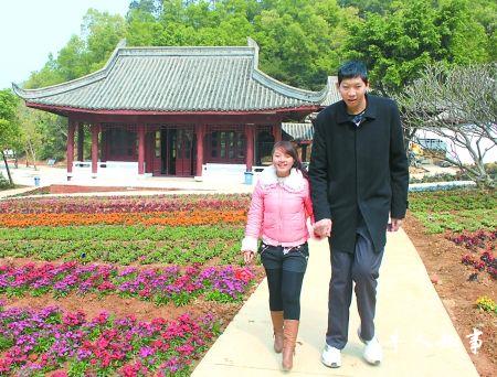 重庆：2.26米小伙公开征婚找到1.56米女友