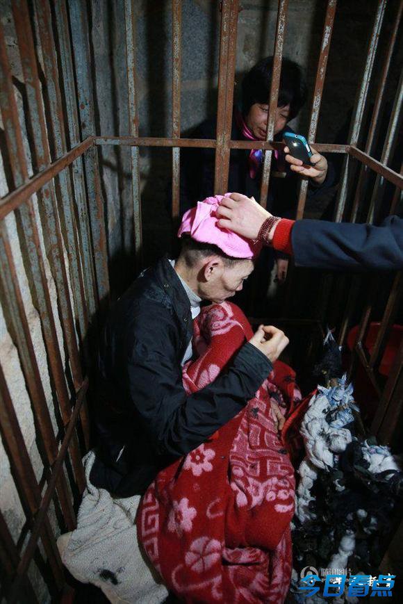 福建精神病男子被关铁笼八年后获解救