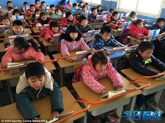 武汉一小学启用新型防近视课桌