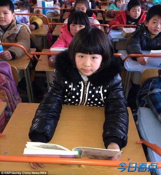 武汉一小学启用新型防近视课桌