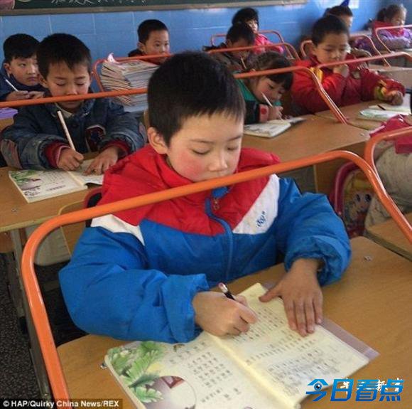 武汉一小学启用新型防近视课桌