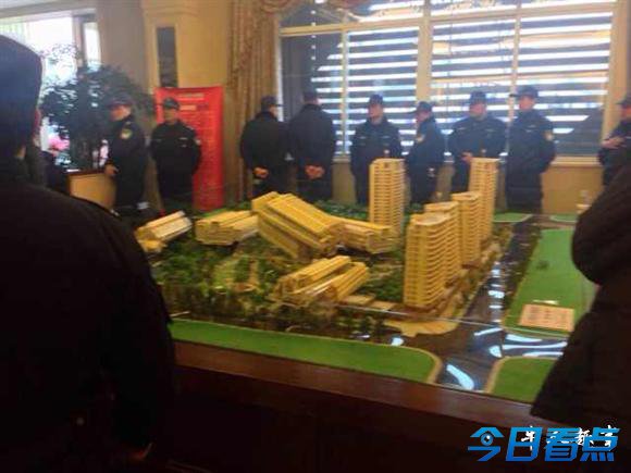 杭州某楼盘一夜每平大降数千元 老业主怒砸售楼处
