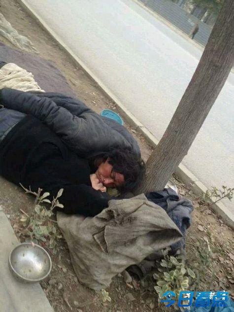 醉酒男被男乞丐当街猥亵 成2014最佳戒酒贴