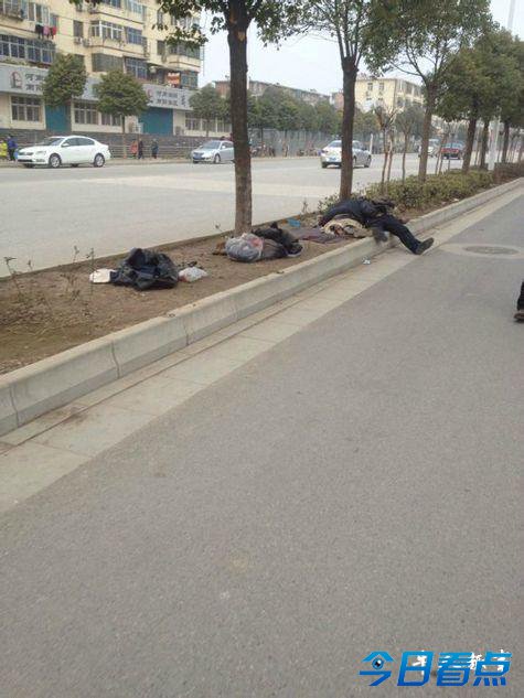 最佳戒酒贴：醉酒男被男乞丐当街猥亵 男男大战