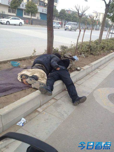 最佳戒酒贴：醉酒男被男乞丐当街猥亵 男男大战