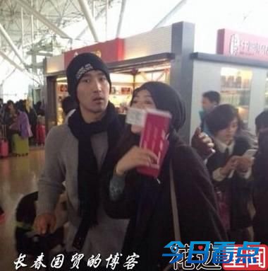 高圆圆赵又廷现身机场 甜蜜依偎大秀恩爱姐弟恋