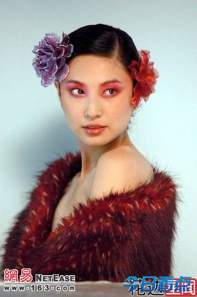 郑希怡与摄影大师合作何超仪展大自然美