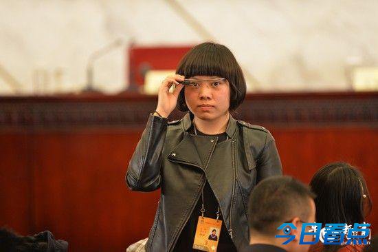全国两会发布会现场惊现采访神器