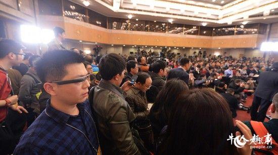 全国两会发布会现场惊现采访神器