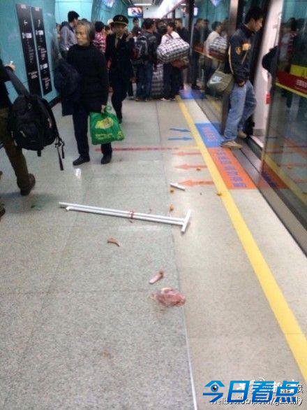 广州地铁两男子喷刺激气体引发踩踏