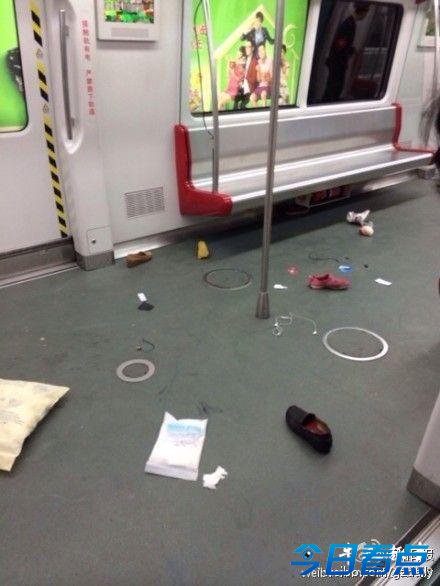 广州地铁两男子喷刺激气体引发踩踏