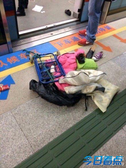 广州地铁两男子喷刺激气体引发踩踏