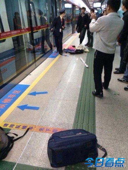 广州地铁两男子喷刺激气体引发踩踏