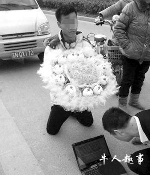 小伙当众捧花跪4小时向女友道歉 对方未现身