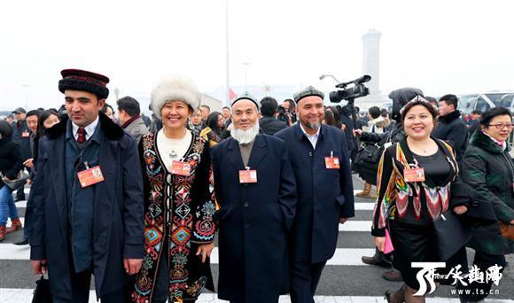 两会天安门广场屏幕播放《新疆是个好地方》