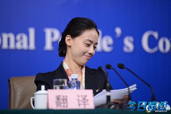 两会美女翻译抢镜 个个都是小清新