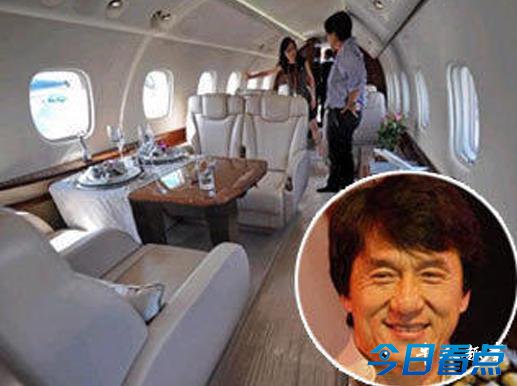 成龙2亿私人飞机曝光：内部奢华 飞一次近50万