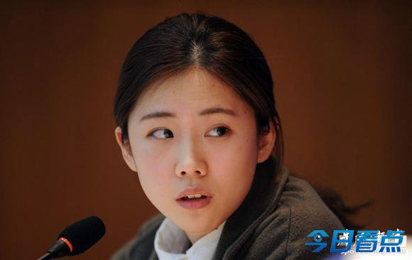 亚冠发布会素颜清纯美女翻译抢镜 又一学霸型女神
