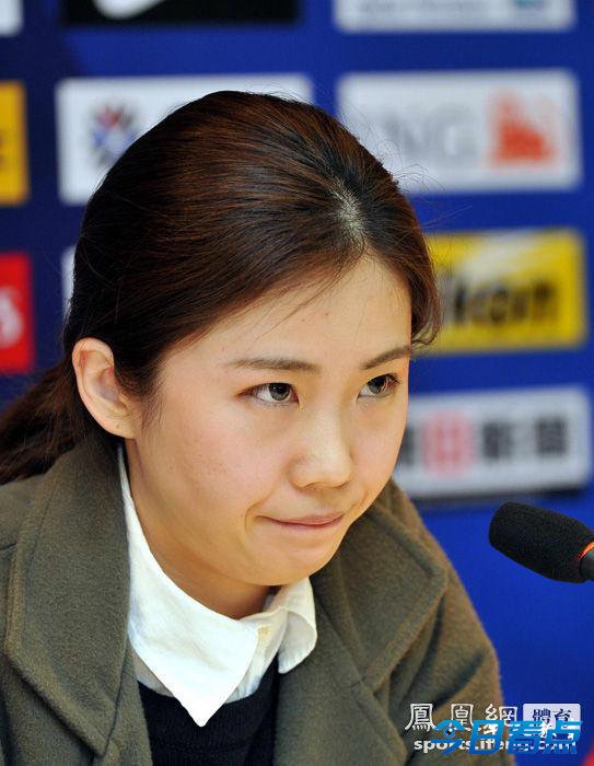 亚冠发布会素颜清纯美女翻译抢镜 又一学霸型女神