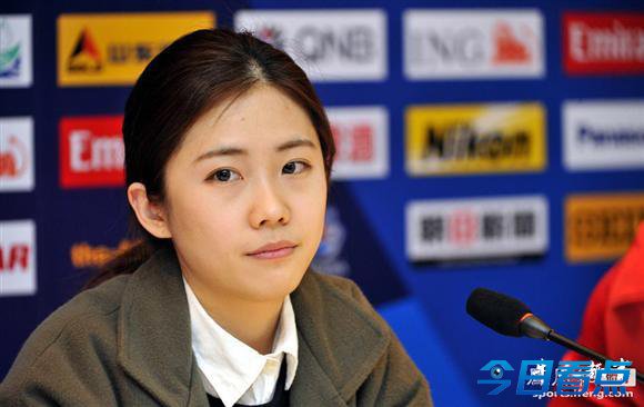 亚冠发布会素颜清纯美女翻译抢镜 又一学霸型女神