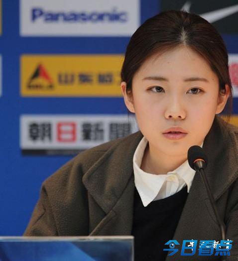 亚冠发布会素颜清纯美女翻译抢镜 又一学霸型女神