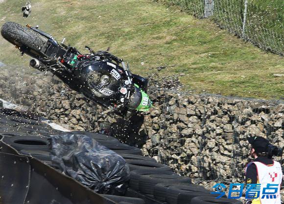摩托赛车路旁摄影师险被砸死