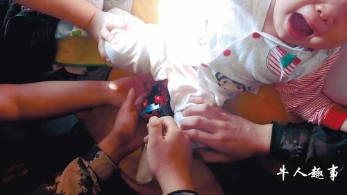 玩具火车钻进男婴裤裆 夹住“小命根”