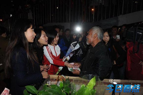 北京老人卖花为子治病 网友抢购不找零