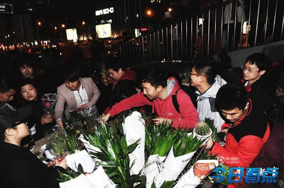 北京老人卖花为子治病 网友抢购不找零