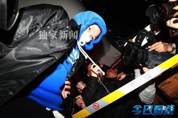 李代沫戴手铐押解至朝阳分局 网友伤心失败