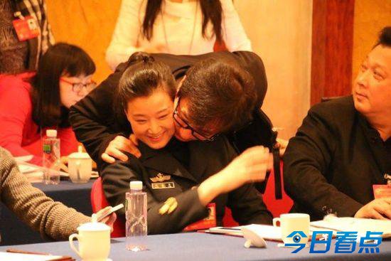 成龙“亲密贴面”为何惹了众怒？