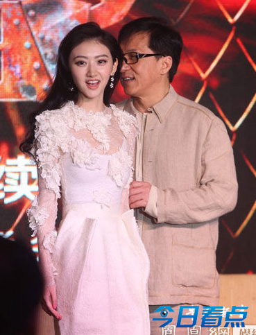 成龙“亲密贴面”为何惹了众怒？