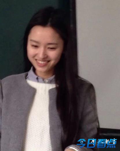 最美英语老师走红引围观 学校派保安
