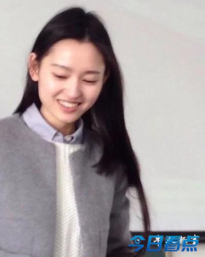 最美英语老师走红引围观 学校派保安