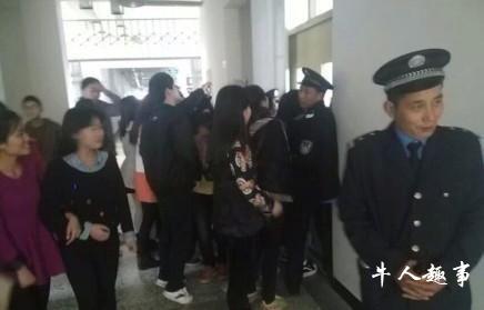 最美英语老师走红引围观 学校派保安
