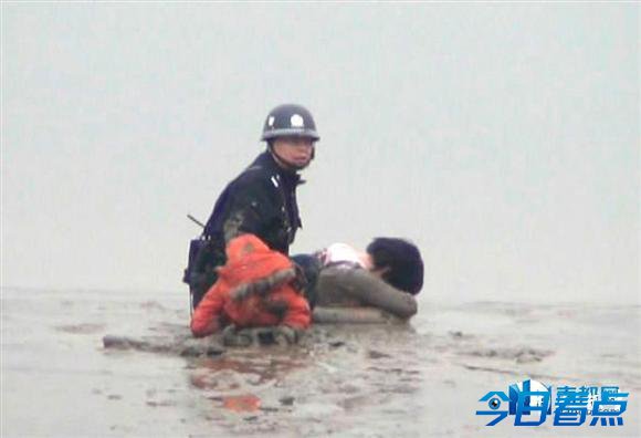 广东一女抱子投河被困泥中
