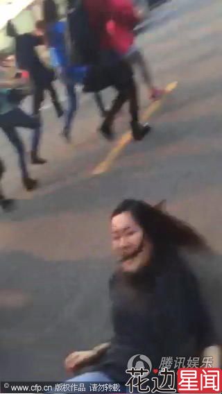 李敏镐内地捞金再引骚乱粉丝摔倒 欧巴求心疼!