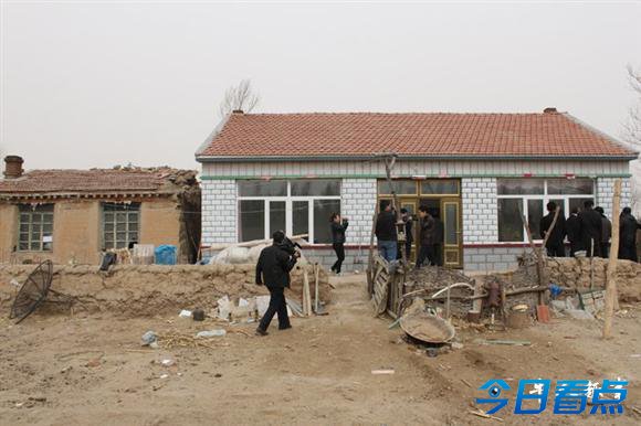 一家四代15人住20平米危房 建房申请7年未获准