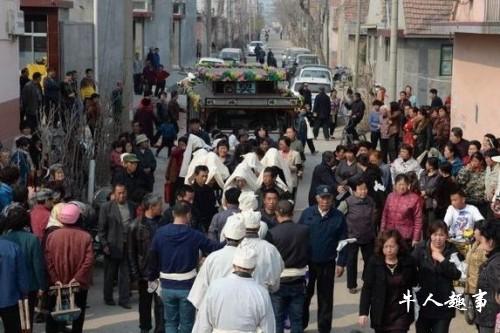平度守地被烧死农民出殡 被称“英雄”