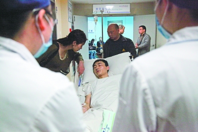 武汉：小伙路遇两人打架 替一方连挡两刀