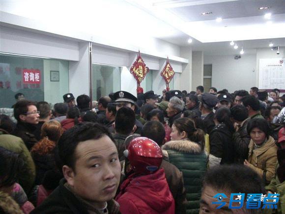 江苏一农商行因倒闭谣言引发近千人挤兑