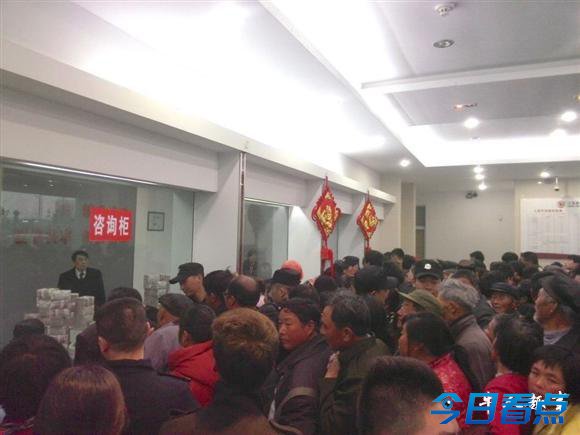 江苏一农商行因倒闭谣言引发近千人挤兑