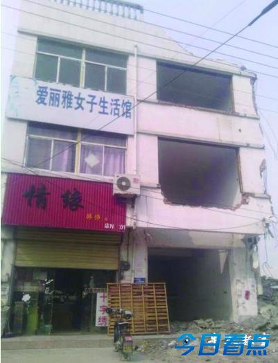 村民楼房大白天被强拆成废墟 警方：拆错了