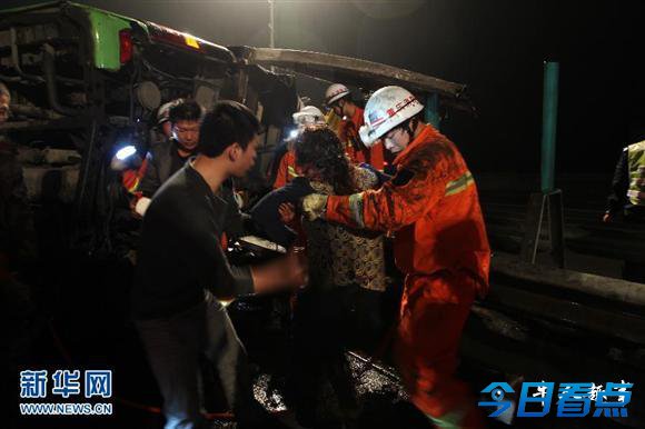 客车遭货车追尾 黔江车祸重大交通事故致15人亡