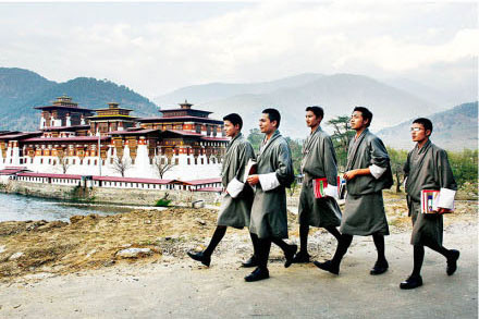 丑到爆的奇葩校服惹争议 各国稀奇校服刷新人生观
