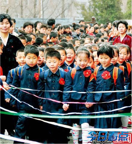 丑到爆的奇葩校服惹争议 各国稀奇校服刷新人生观