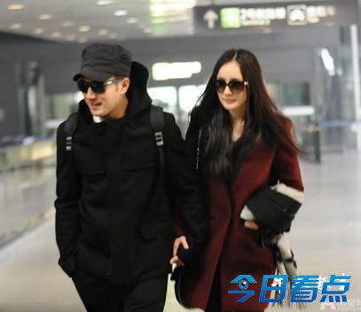 杨幂怀女儿粉丝送祝福 小小天后美丽动人