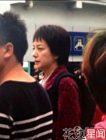 赵薇短发造型变“村姑” 网友惊呼：好心酸